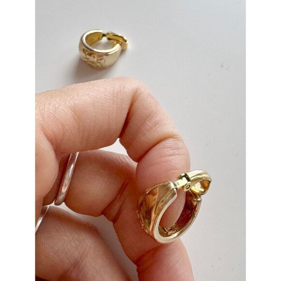 Vintage LIZ CLAIBORNE Gold Tone Leaf Embossed Clip On Huggie Hoop Earrings - Picture 5 of 11